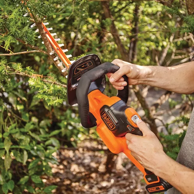 BLACK+DECKER POWERCUT 20-volt Max 22-in Battery Hedge Trimmer 1.5 Ah (Battery and Charger Included)