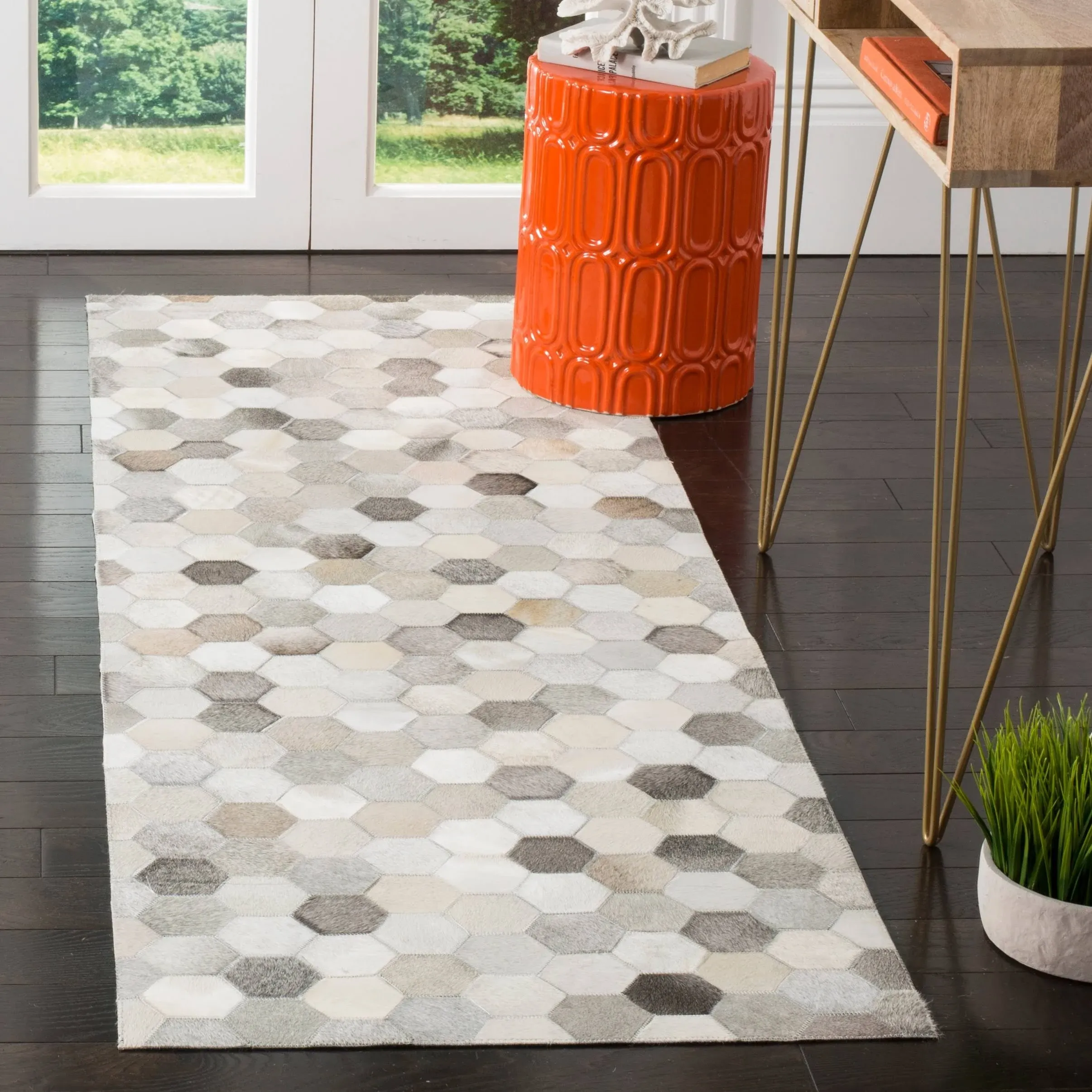 Safavieh Studio Leather STL217A 2'3" x 7'0" Runner Ivory / Grey Area Rug