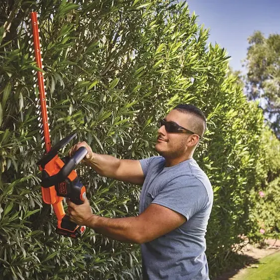 Black & Decker LHT321 20V Max Lithium 22 in. PowerCut Hedge Trimmer